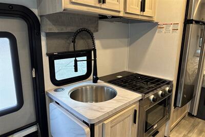 2024 Forest River Sunseeker 2150SLE   - Photo 17 - Santa Fe Springs, CA 90670