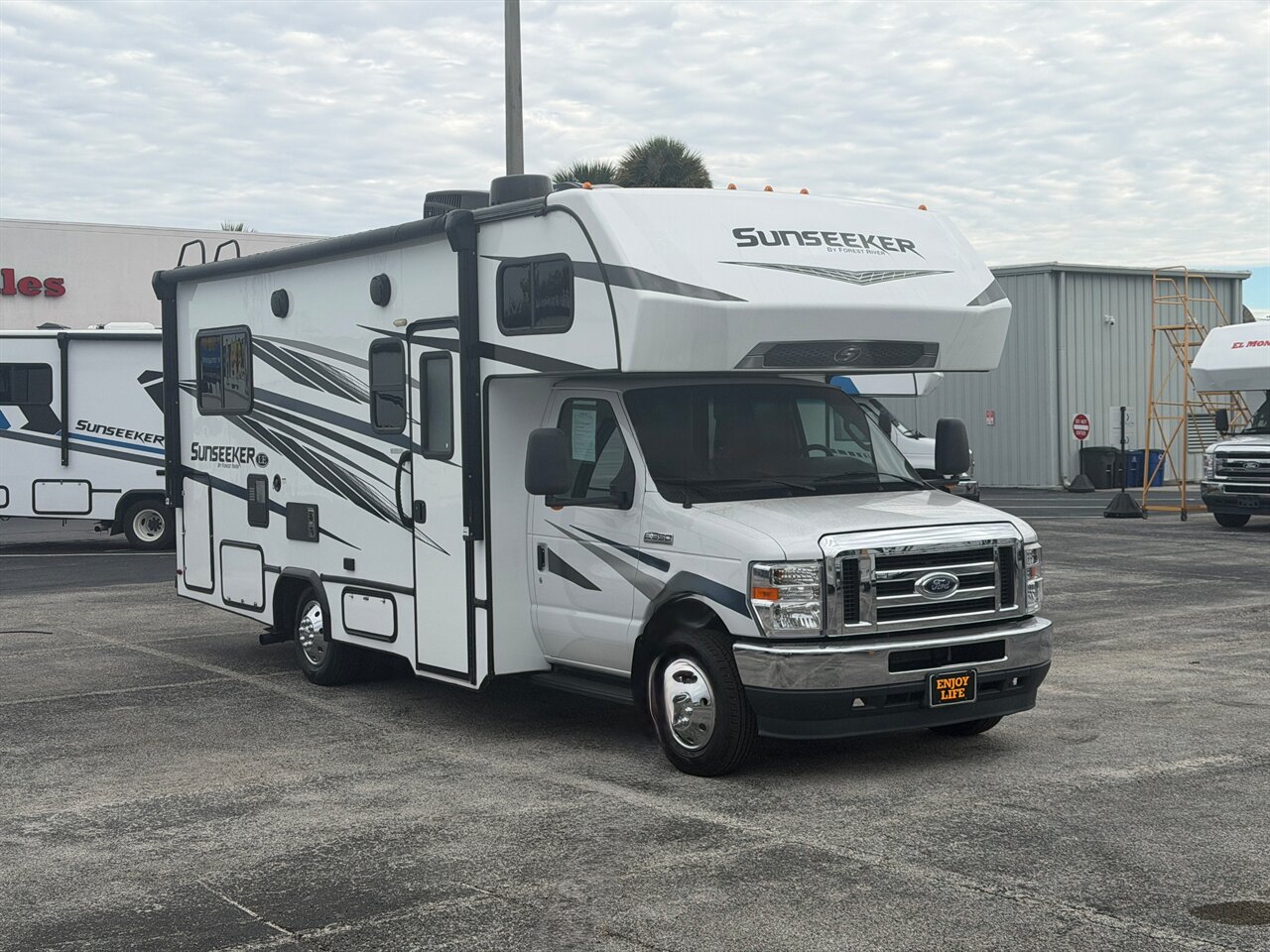 2024 Forest River Sunseeker 2350LE   - Photo 1 - Orlando, FL 32808