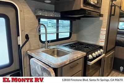 2024 Thor Four Winds 22E   - Photo 17 - Santa Fe Springs, CA 90670