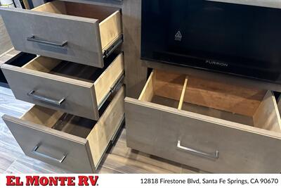 2024 Thor Four Winds 22E   - Photo 23 - Santa Fe Springs, CA 90670