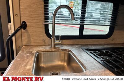 2024 Thor Four Winds 22E   - Photo 18 - Santa Fe Springs, CA 90670