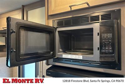 2024 Thor Four Winds 22E   - Photo 21 - Santa Fe Springs, CA 90670