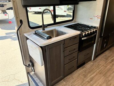 2025 Thor Four Winds 25V   - Photo 12 - Santa Fe Springs, CA 90670