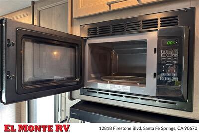 2024 Thor Four Winds 22E   - Photo 21 - Santa Fe Springs, CA 90670