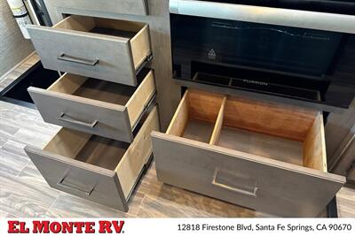 2024 Thor Four Winds 22E   - Photo 23 - Santa Fe Springs, CA 90670