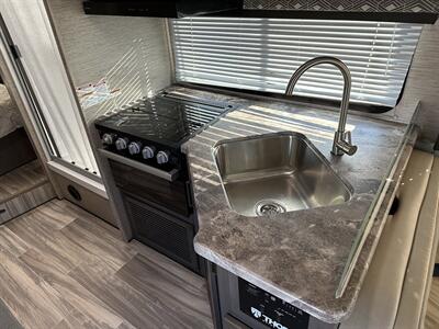 2024 Thor Four Winds 28A   - Photo 13 - Santa Fe Springs, CA 90670