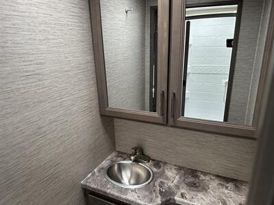 2024 Thor Four Winds 28A   - Photo 19 - Santa Fe Springs, CA 90670
