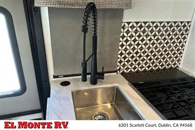 2025 Forest River Sunseeker 2350LE - Photo 18 - Santa Fe Springs, CA 90670