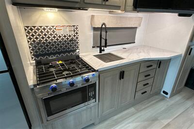 2025 Forest River Sunseeker 2550DSLE   - Photo 17 - Santa Fe Springs, CA 90670