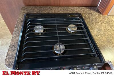 2014 Fleetwood Jamboree 31N   - Photo 15 - Dublin, CA 94568