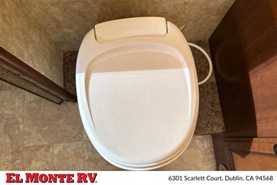 2014 Fleetwood Jamboree 31N   - Photo 27 - Dublin, CA 94568