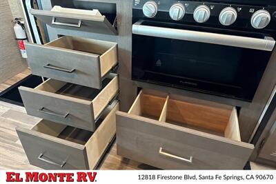 2024 Thor Four Winds 22E   - Photo 23 - Santa Fe Springs, CA 90670