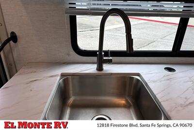 2025 Thor Four Winds 31MV   - Photo 18 - Santa Fe Springs, CA 90670