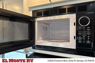2025 Thor Four Winds 31MV   - Photo 21 - Santa Fe Springs, CA 90670