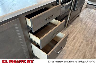 2025 Thor Four Winds 31MV   - Photo 23 - Santa Fe Springs, CA 90670
