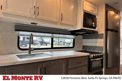 2025 Thor Four Winds 31MV   - Photo 17 - Santa Fe Springs, CA 90670