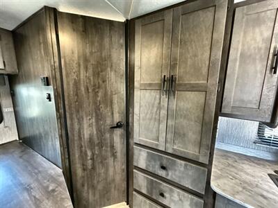 2023 Coachmen Leprechaun 230CB   - Photo 18 - Santa Fe Springs, CA 90670