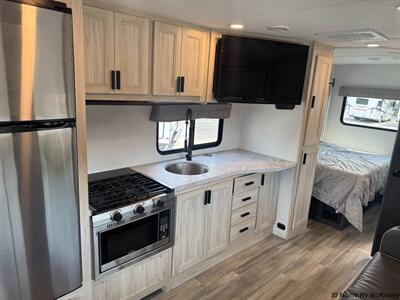2025 Forest River Sunseeker 2550DSLE   - Photo 10 - Santa Fe Springs, CA 90670