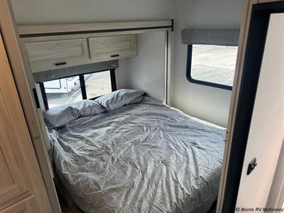 2025 Forest River Sunseeker 2550DSLE   - Photo 12 - Santa Fe Springs, CA 90670