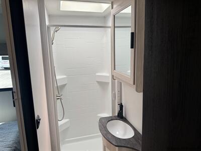 2025 Forest River Sunseeker 2550DSLE   - Photo 13 - Santa Fe Springs, CA 90670