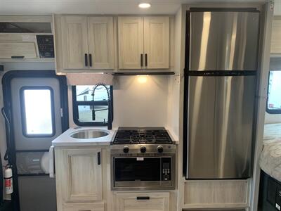 2024 Forest River Sunseeker 2150SLE   - Photo 15 - Santa Fe Springs, CA 90670