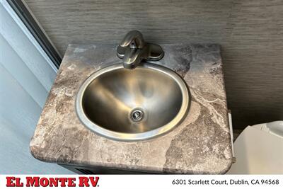 2024 Thor Four Winds 22E   - Photo 29 - Santa Fe Springs, CA 90670