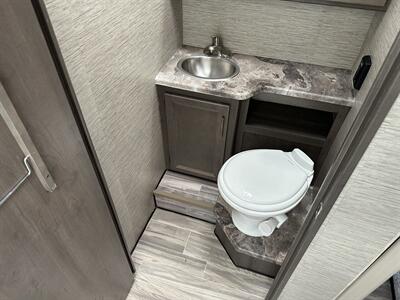2024 Thor Four Winds 28A   - Photo 12 - Santa Fe Springs, CA 90670