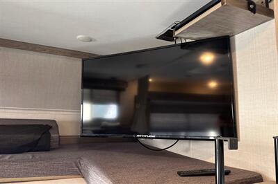 2024 Gulf Stream Conquest 6238   - Photo 15 - Santa Fe Springs, CA 90670