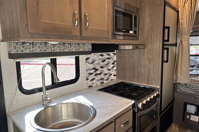 2024 Gulf Stream Conquest 6238   - Photo 16 - Santa Fe Springs, CA 90670