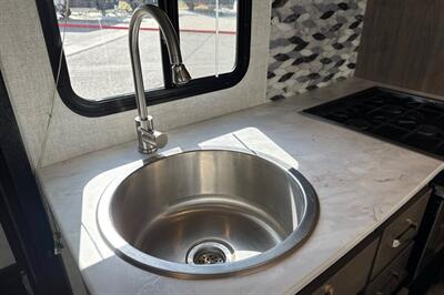 2024 Gulf Stream Conquest 6238   - Photo 17 - Santa Fe Springs, CA 90670