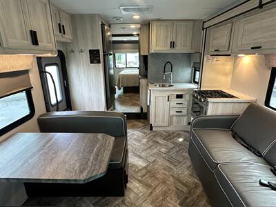 2023 Forest River Sunseeker 3250DSLE   - Photo 13 - Orlando, FL 32808