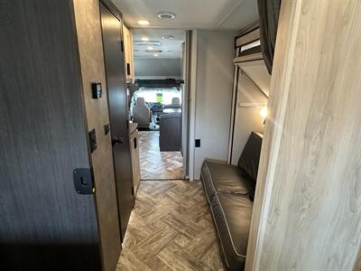 2023 Forest River Sunseeker 3250DSLE   - Photo 33 - Orlando, FL 32808