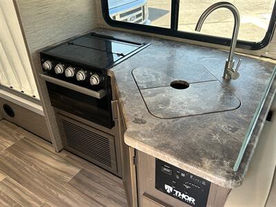 2024 Thor Four Winds 28A   - Photo 11 - Las Vegas, NV 89121