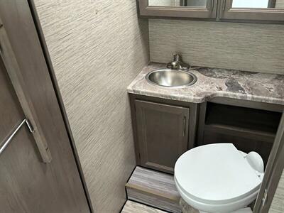 2024 Thor Four Winds 28A   - Photo 17 - Santa Fe Springs, CA 90670