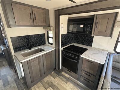 2023 Forest River FR3 32DS   - Photo 18 - Santa Fe Springs, CA 90670