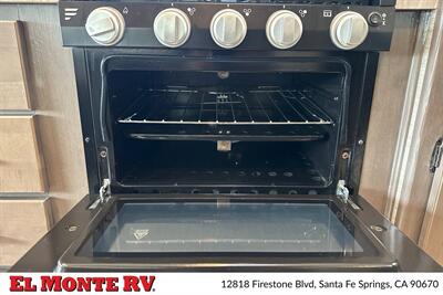 2024 Thor Four Winds 22E   - Photo 20 - Santa Fe Springs, CA 90670