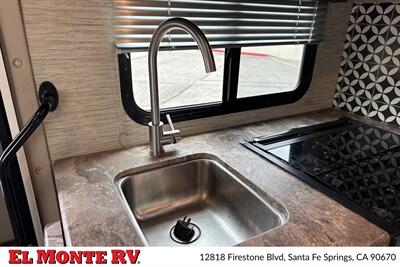 2024 Thor Four Winds 22E   - Photo 18 - Santa Fe Springs, CA 90670