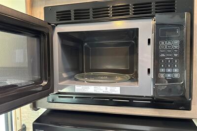 2024 Thor Four Winds 22E   - Photo 21 - Santa Fe Springs, CA 90670
