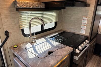 2024 Thor Four Winds 22E   - Photo 17 - Santa Fe Springs, CA 90670
