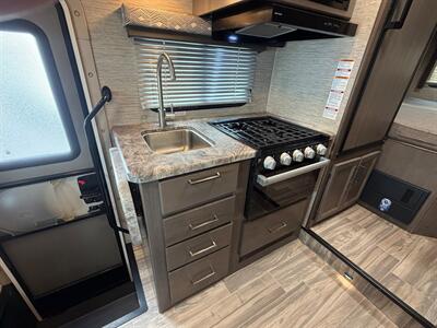 2024 Thor Four Winds 22E   - Photo 22 - Orlando, FL 32808