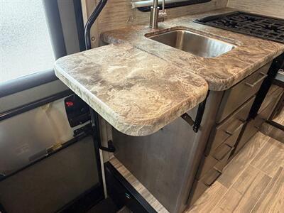 2024 Thor Four Winds 22E   - Photo 23 - Orlando, FL 32808