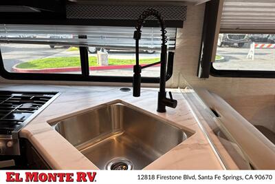2025 Thor Four Winds 28Z   - Photo 18 - Santa Fe Springs, CA 90670