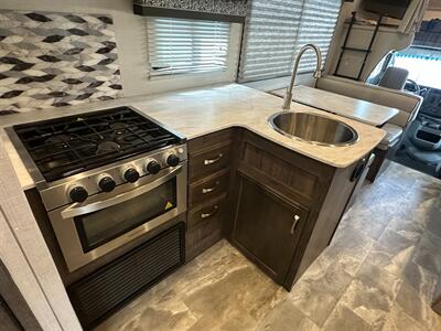 2024 Gulf Stream Conquest 6280   - Photo 27 - Santa Fe Springs, CA 90670