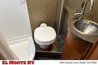 2014 Winnebago Navion 24G   - Photo 25 - Dublin, CA 94568