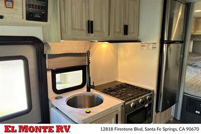 2024 Forest River Sunseeker 2150SLE   - Photo 17 - Santa Fe Springs, CA 90670