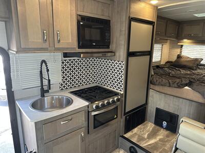 2024 Gulf Stream Conquest 6237   - Photo 14 - Las Vegas, NV 89121