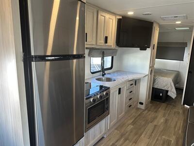 2024 Forest River Sunseeker 2550DSLE   - Photo 11 - Santa Fe Springs, CA 90670