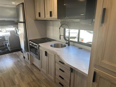 2024 Forest River Sunseeker 2550DSLE   - Photo 10 - Santa Fe Springs, CA 90670