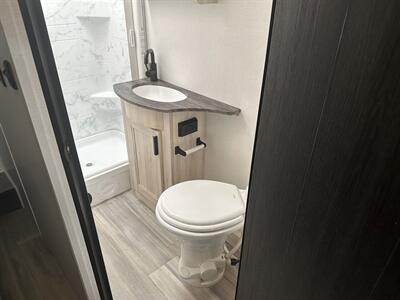 2024 Forest River Sunseeker 2550DSLE   - Photo 15 - Santa Fe Springs, CA 90670