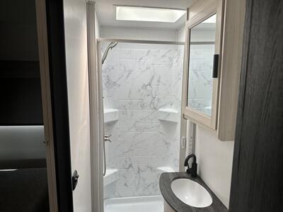 2024 Forest River Sunseeker 2550DSLE   - Photo 16 - Santa Fe Springs, CA 90670